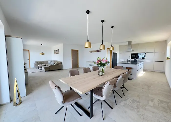 luxuriöse Villa Möwengeflüster - 220qm große Ferienwohnung für bis zu 8 Gästen mit Sauna direkt am Goitzschesee