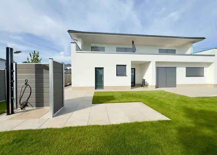 luxuriöse Villa Möwengeflüster - 220qm große Ferienwohnung für bis zu 8 Gästen mit Sauna direkt am Goitzschesee